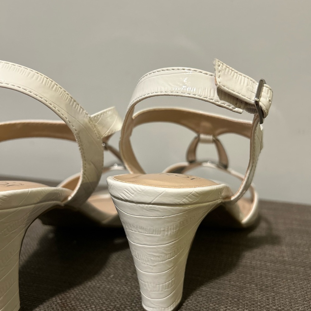 Jones New York Elegant White Sandals with Silver Accent - Picture 9 of 14